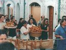 Donne con cesti durante sagra Scurpella